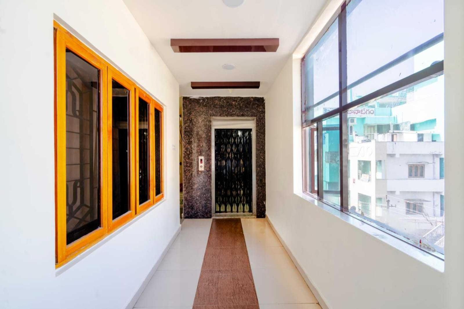 โอโย 24288 สุริยา เตชะ เรซิเดนซี Hotel Khammam ภายนอก รูปภาพ